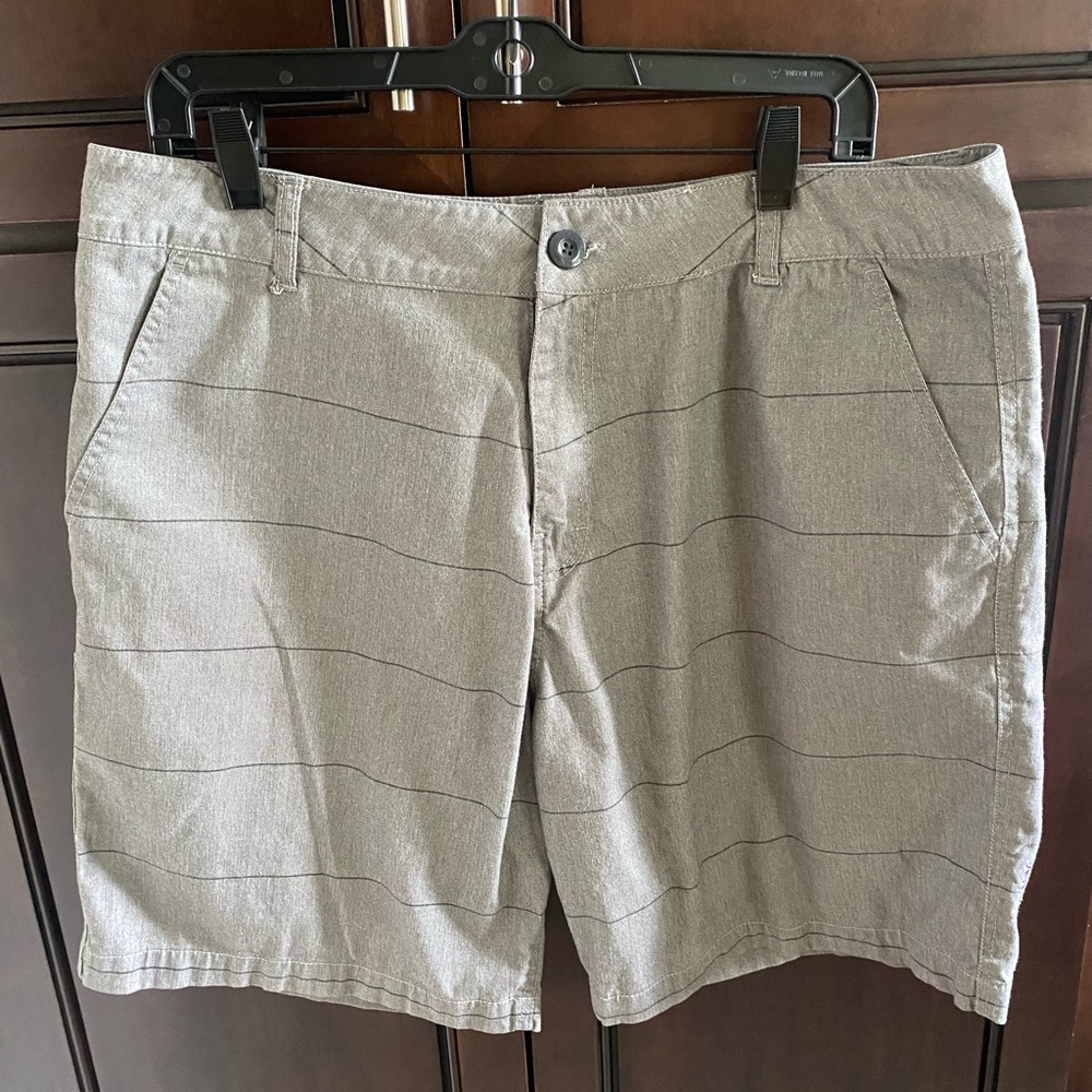 Body Glove Men’s shorts! Gray. Size 36